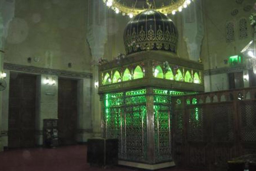 Bagaimana Hukum Shalat di Masjid Yang di Dalamnya Terdapat Makam Wali?