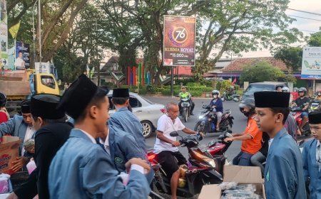 Ajari Berbagi, Santri Pesantren Duta Aswaja Berikan Ratusan Takjil