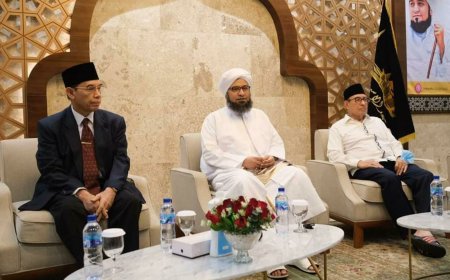 Habib Ali Al-Jufri: Membawa Sandal untuk Raih Keberkahan Ilmu
