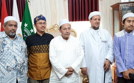 Kunjungan Syaikh DR. Yasir al-Adani Atstshiri Tarim Yaman ke Kediaman Maulana Habib Luthfi bin Yahya