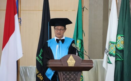 KH Shodiq Hamzah Terima Gelar Doctor HC UIN Walisongo