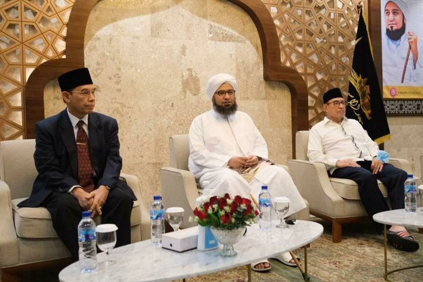 Habib Ali Al-Jufri: Membawa Sandal untuk Raih Keberkahan Ilmu