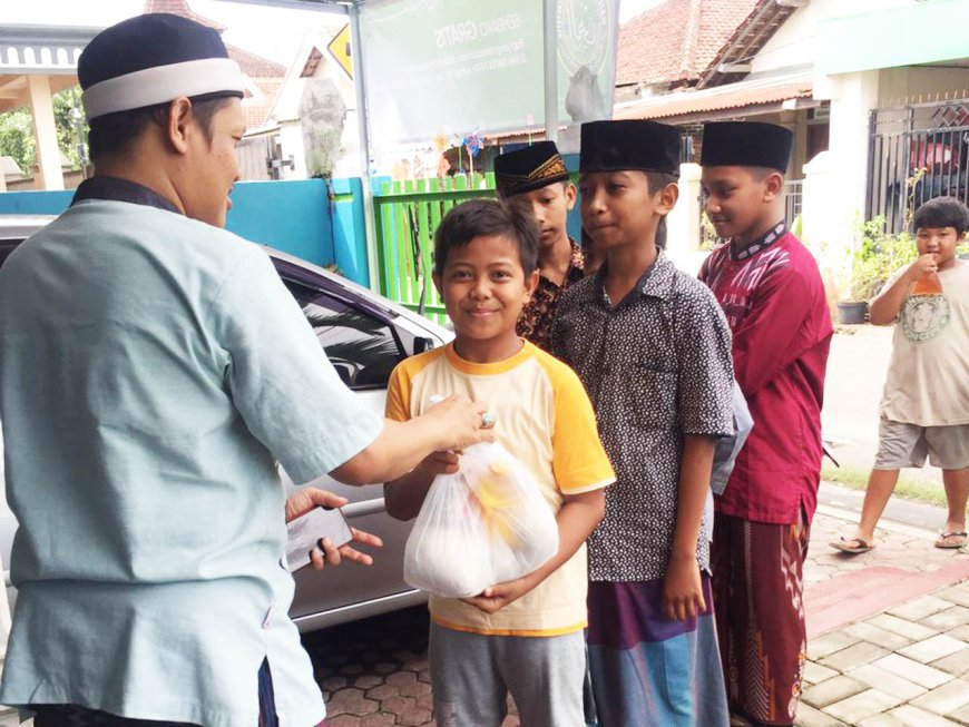 Baitul Fatih Bagi Sembako Tiap Jumat