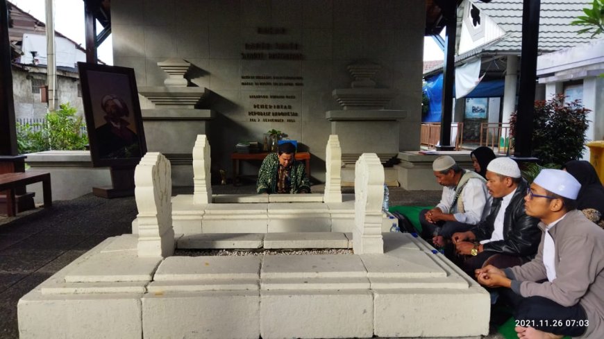 Menziarahi Makam Wali Raden Saleh Bustaman Empang Bogor