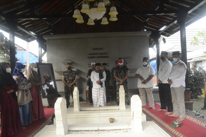 Brigjen Achamd Fauzi Ziarahi Makam Raden Saleh Kanzus Sholawat Bogor