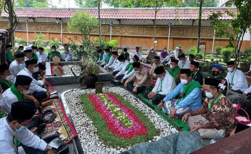 Harlah NU ke-99, KH M Cholil Nafis Ziarah ke Makam Pendiri NU