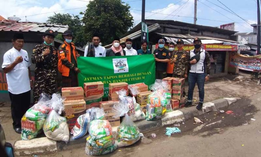 Ghusniyyah Tapos Berikan Bantuan Kepada Warga Terdampak Banjir di Bekasi