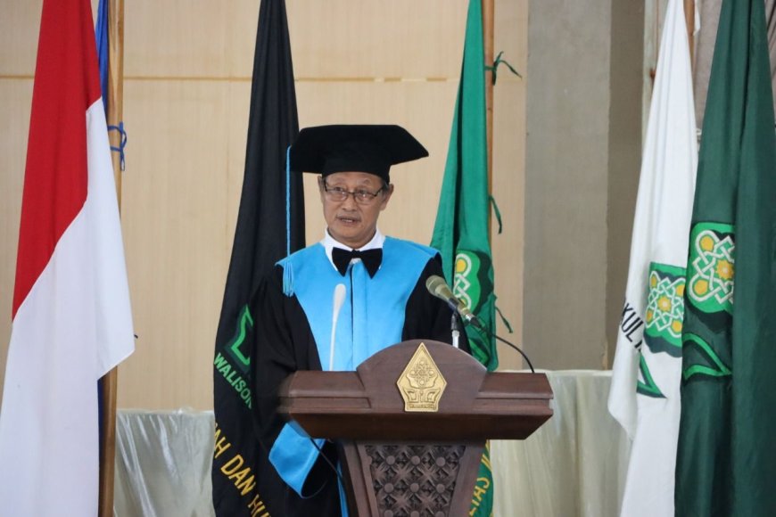 KH Shodiq Hamzah Terima Gelar Doctor HC UIN Walisongo