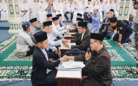 23 Pasangan Pengantin Ikuti Nikah Maulid di Kanzus Sholawat Habib Luthfi Pekalongan