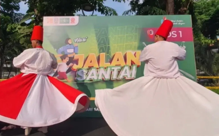 Tarik Perhatian Peserta Jalan Sehat, Tari Sufi Ramaikan Peringatan Hari Santri 2023 di Surabaya   