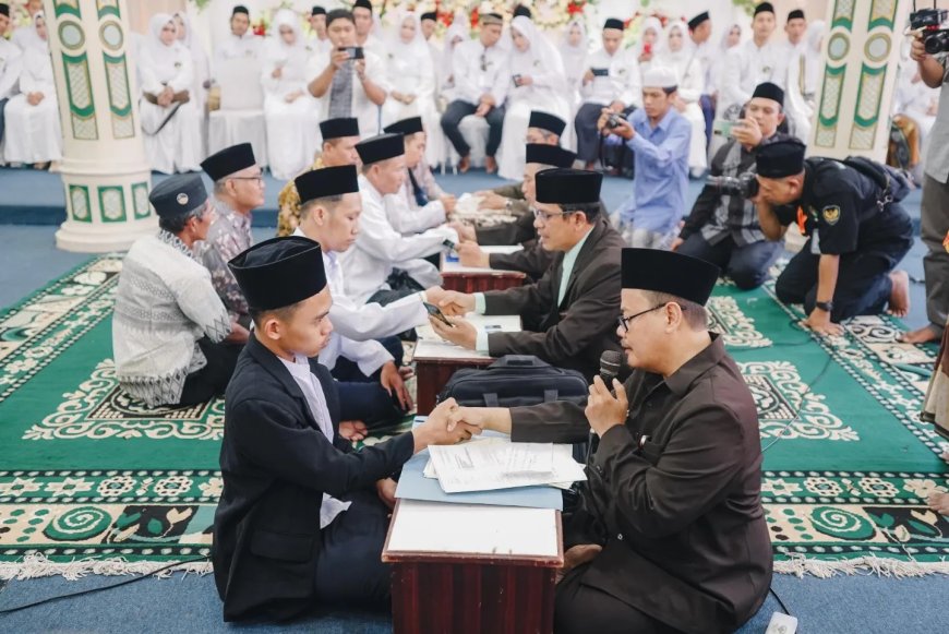 23 Pasangan Pengantin Ikuti Nikah Maulid di Kanzus Sholawat Habib Luthfi Pekalongan