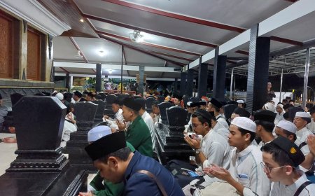 Tradisi Unik Nusantara, Ziarah Wali Songo di Penghujung Tahun