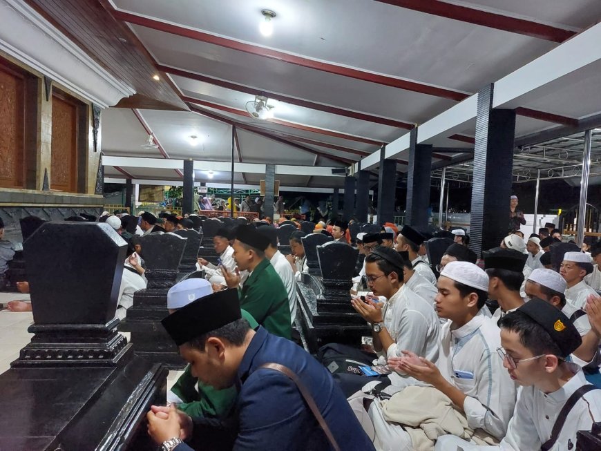 Tradisi Unik Nusantara, Ziarah Wali Songo di Penghujung Tahun