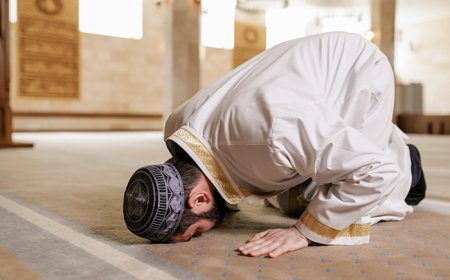 Bolehkah Tetap Shalat Dengan Hati dan Pikiran Berzikir ‘Allah-Allah’, Sedangkan Lisannya Tetap Melafazkan Rukun Qauli?
