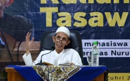 Kuliah Tasawuf: KH. Moh. Zuhri Zaini Jelaskan Pengabdian dan Cara Mengendalikan Cinta Dunia