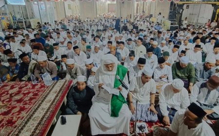 Habib Luthfi Pimpin Acara Malam Nisfu Sya'ban di Kanzus Sholawat Pekalongan