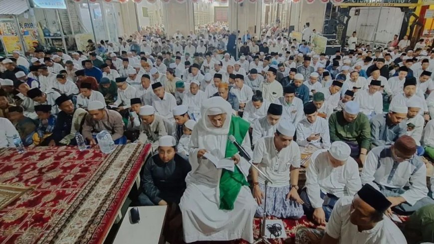 Habib Luthfi Pimpin Acara Malam Nisfu Sya'ban di Kanzus Sholawat Pekalongan