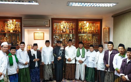 Sebagai Pedoman Hidup, Dai Milenial KH Fatih Risyad Isi Nuzulul Qur'an Di Pesantren Al-Hamidiyah