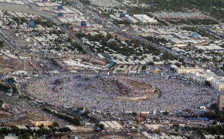 Bersiap ke Arafah, Petugas Lakukan Pemindaian Smart Card Jamaah Sebelum Naik Bus