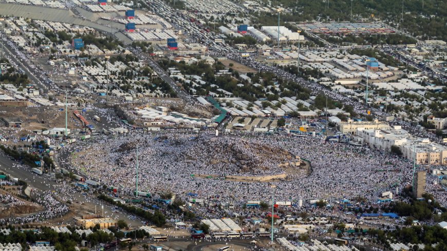 Bersiap ke Arafah, Petugas Lakukan Pemindaian Smart Card Jamaah Sebelum Naik Bus
