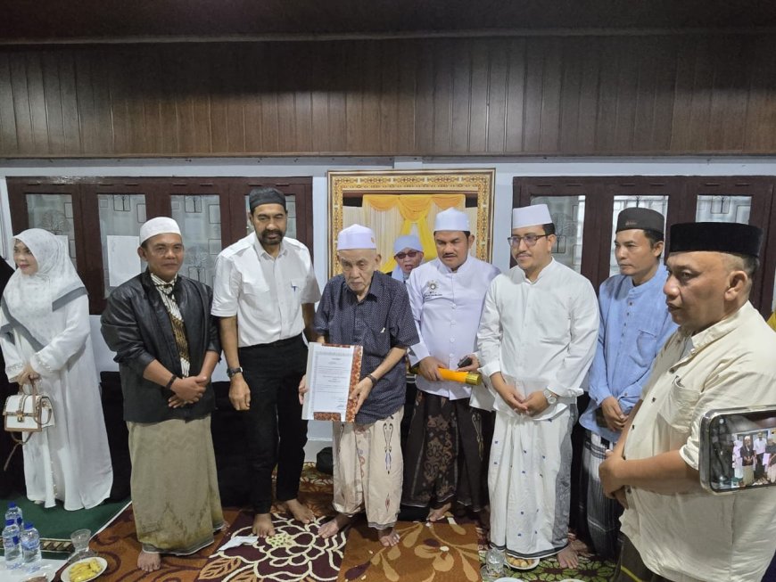 Gubernur Aceh Secara Resmi Mengukuhkan Abuya Syaikh H Amran Waly al-khalidy Sebagai Wali Agama Aceh